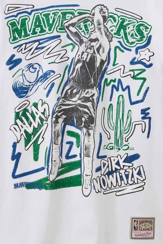 Mitchell & Ness NBA Dirk Nowitzki Dallas Mavericks Chalked Up Graphic Tee