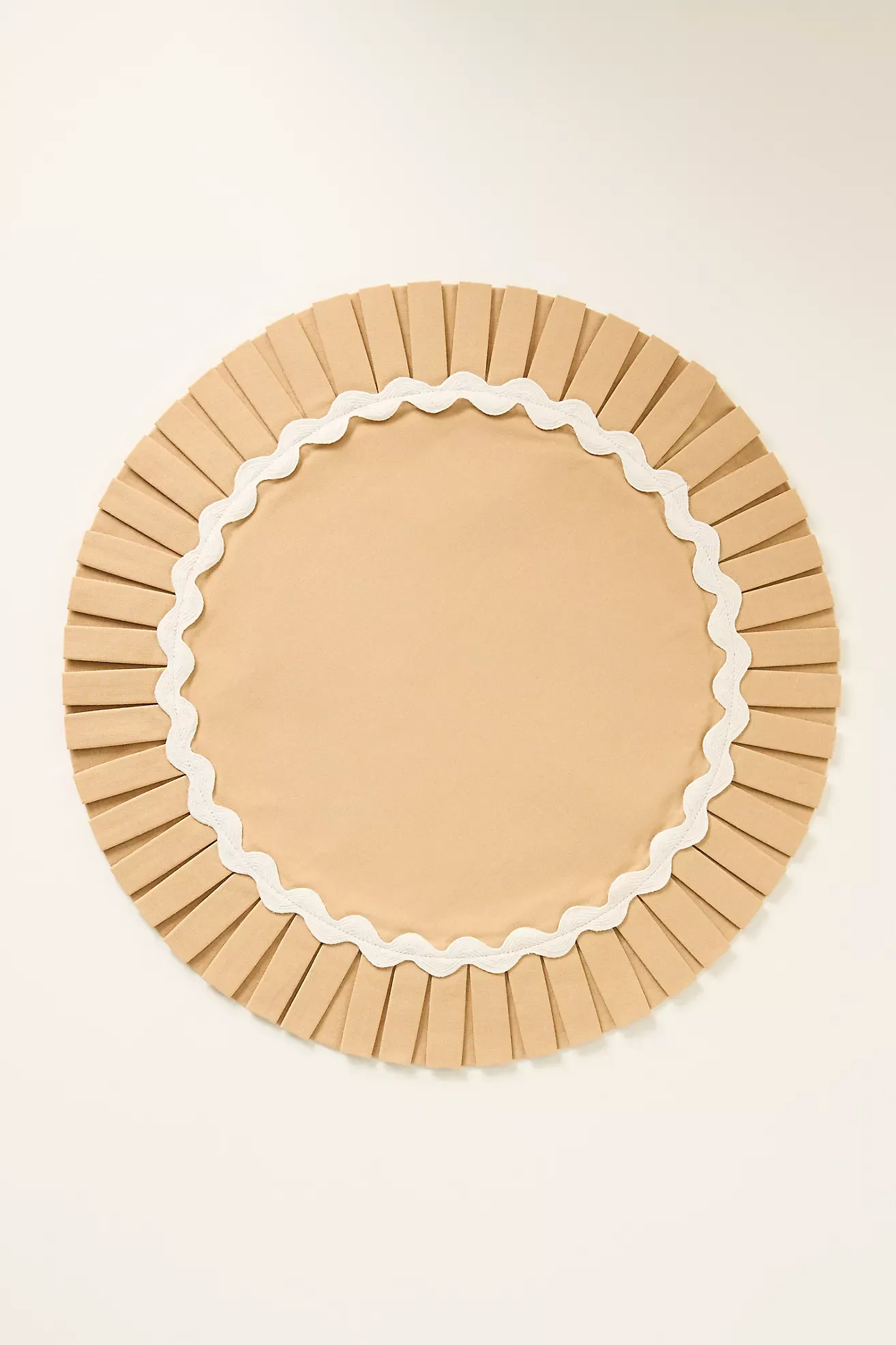 Ruby Rickrack Pleated Round Placemat